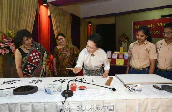 改革开放以来,我国经济快速发展,中国特色社会主义事业全面推进,我国国际地位大大提高。与此相适应,我们的文化视野不断拓展、文化自信不断增强。所有这些,为中华民族伟大复兴提供了前所未有的历史机遇。习近平同志指出:“中华民族伟大复兴需要以中华文化发展繁荣为条件。”这一重要论断,深刻阐明了中华文化发展繁荣对于中华民族伟大复兴的重要意义,也深刻阐明了中华文化发展繁荣的时代使命与责任担当。