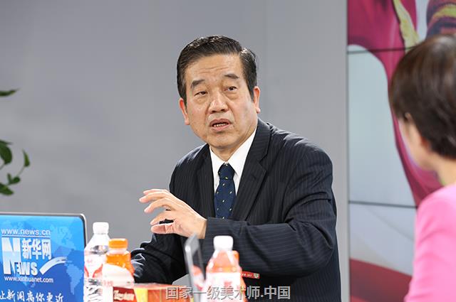 苏士澍表示,作为中国书法家协会的主席,他有责任积极推进书法进课堂。他透露,中国文联、中国书协从前年起和教育部联合,打算用五到七年的时间将书法师资培训列入“国培计划”,解决7000名在校书法老师的岗位问题,现在已经培训了三批,效果非常好。 解决7000名在校书法老师岗位问题