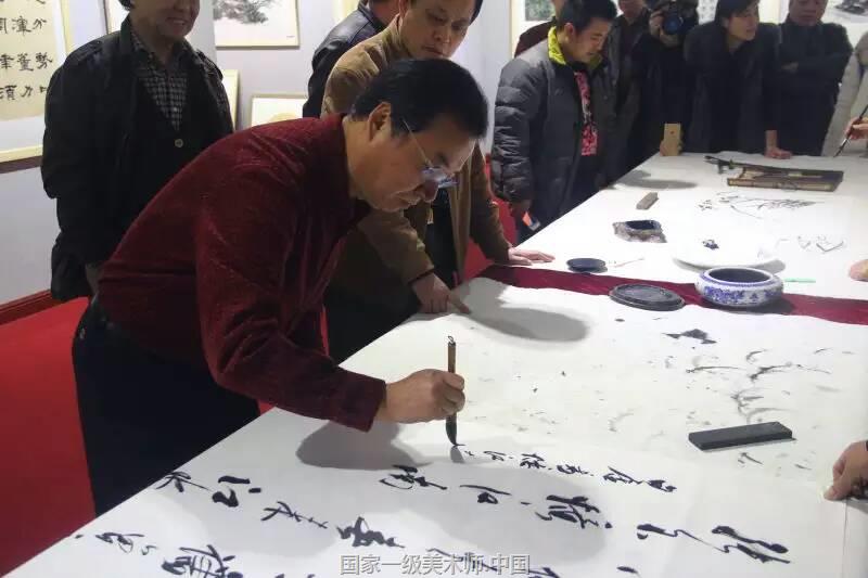 比如说去年收获200万次点击的纪录片《我在故宫修文物》。那些平时身居深宫埋头修复文物的故宫工匠们,一时间成为了“90后”、“00后”心中的新“男神”。金丝刺绣满满的万寿屏风、面容肃穆安详的木雕菩萨像……精美绝伦的文物在一双双神奇的手中重新焕发光彩,带给年轻观众极大的震撼。