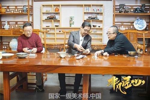 王老他足足和木头打了74年的交道,曾创作过《清明上河图》《五百罗汉图》等令人叹为观止的木雕作品。74年只做一件事,‘非凡’两字非他莫属。