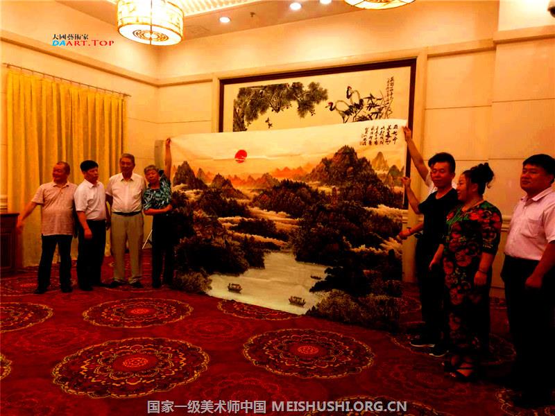 陈利波 1963 年生,广东省潮州市潮安区古巷镇人。国家一级美术师,中南海国礼艺术家,香港文联美术家协会艺术顾问,中央国家机关美术家协会会员,中国管理科学研究院行业发展研究所高级研究员,世界华人企业家联合会永远荣誉主席 陈利波 1963 年生,广东省潮州市潮安区古巷镇人。国家一级美术师,中南海国礼艺术家,香港文联美术家协会艺术顾问,中央国家机关美术家协会会员,中国管理科学研究院行业发展研究所高级研究员,世界华人企业家联合会永远荣誉主席